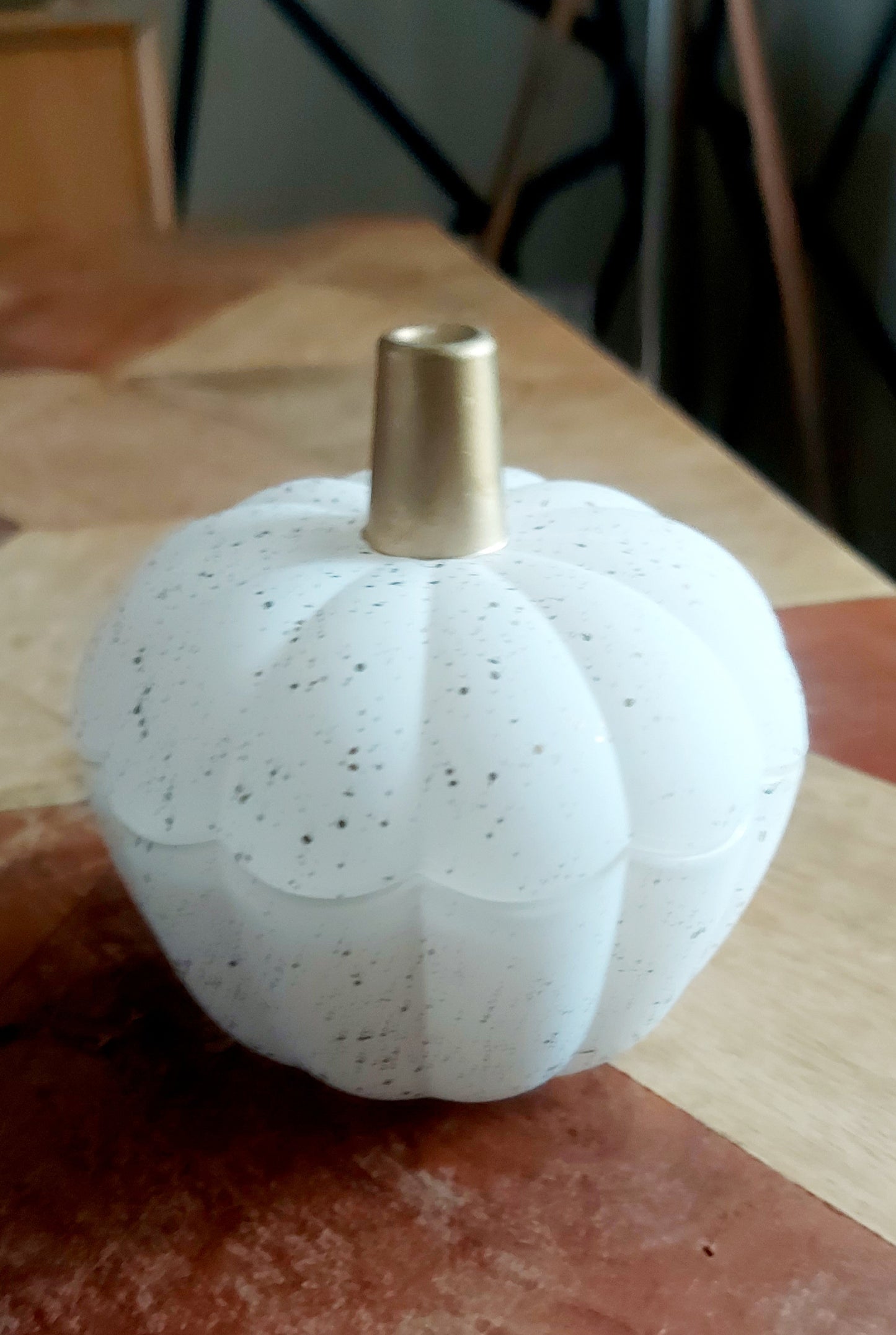 Pumpkin Candle - Pumpkin Spiced Latte (white/gold)